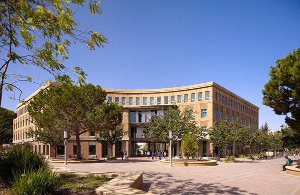 在校園設(shè)計(jì)中整體凝聚力的體現(xiàn)于形成