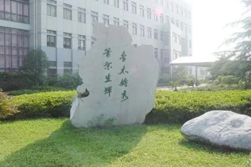 校園景觀雕塑設(shè)計之景觀石