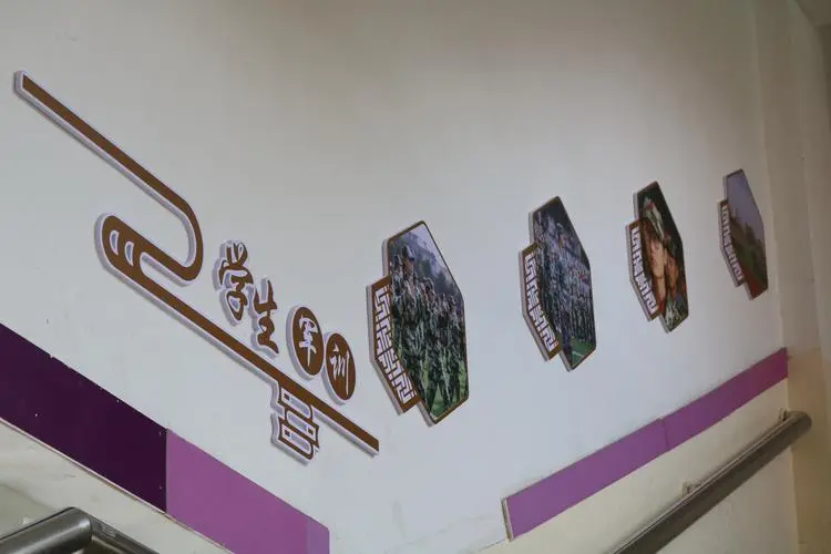 大力推進素質(zhì)教育，重視校園文化設計