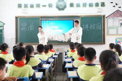 校園文化的建設(shè)應(yīng)該豐富多彩，突出校園文化遺產(chǎn)