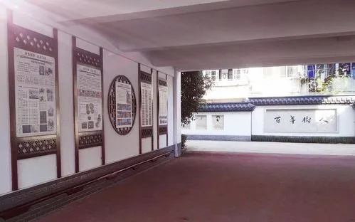 在校園的整體設(shè)計(jì)中，優(yōu)化了群體建筑的外部空間